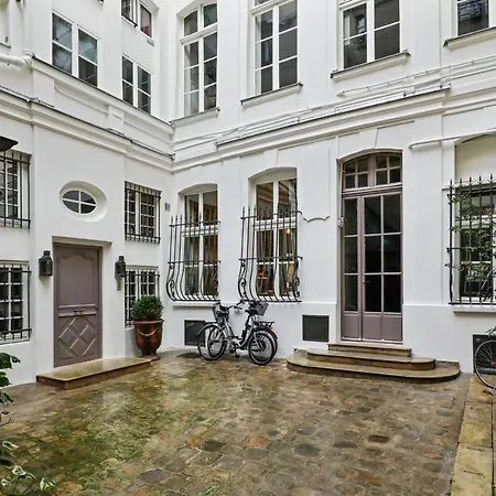 Le Marais - Place Des Vosges Studio Apartment